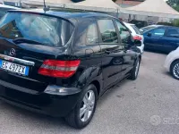 Usata Mercedes B180 Premium 109 CV (80 kW) 2011 Nero Utilitaria