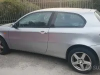 Usata Alfa Romeo 147 116 CV (85 kW) 2004 Grigio Utilitaria