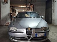 Usata Alfa Romeo 147 Distinctive 116 CV (85 kW) 2000 Grigio Utilitaria