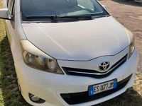 Usata Toyota Yaris Lounge 69 CV (50 kW) 2013 Bianco Utilitaria