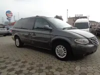 Usata Chrysler Voyager 143 CV (105 kW) 2005 Grigio Monovolume