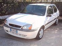 Usata Ford Fiesta 75 CV (55 kW) 2002 Bianco Utilitaria