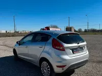 Usado Ford Fiesta 82 HP (60 kW) 2009 Cinzento Sedan