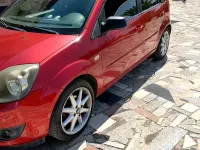 Usata Ford Fiesta 75 CV (55 kW) 2007 Rosso Utilitaria