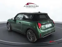 Nuova Mini Cooper Favoured 114 kW (156 CV) 2025 Verde Utilitaria