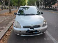 Usata Toyota Yaris 86 CV (63 kW) 2001 Grigio Berlina