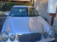 Usata Mercedes E220 Avantgarde 143 CV (105 kW) 2001 Grigio Berlina