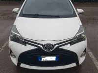 Usata Toyota Yaris Cool 90 CV (66 kW) 2015 Bianco Utilitaria