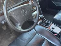 Usata Mercedes E200 109 CV (80 kW) 1993 Nero Berlina