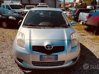 Usado Toyota Yaris Sol 69 CV (50 kW) 2007 Gris Utilitario