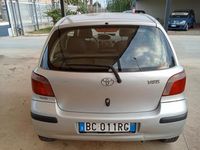 Usata Toyota Yaris Sol 68 CV (50 kW) 1999 Grigio Berlina