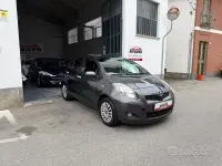 Usata Toyota Yaris Sol 100 CV (73 kW) 2011 Grigio Utilitaria
