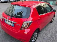 Usata Toyota Yaris Lounge 69 CV (50 kW) 2014 Rosso Utilitaria