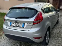 Usata Ford Fiesta 71 CV (52 kW) 2012 Argento Berlina