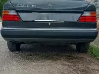 Usata Mercedes E200 136 CV (100 kW) 1993 Nero Berlina