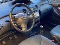 Usata Toyota Yaris 65 CV (47 kW) 2005 Argento Utilitaria
