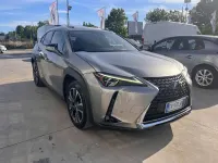 Usata Lexus UX Luxury Line 184 CV (135 kW) 2019 Argento SUV