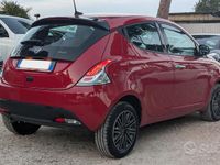 Usata Lancia Ypsilon Gold 70 CV (51 kW) 2022 Rosso Utilitaria