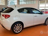 Usata Alfa Romeo Giulietta Distinctive 170 CV (125 kW) 2011 Bianco Utilitaria