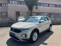 Usata VW T-Roc Life 110 CV (80 kW) 2024 Grigio pastello SUV