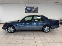 Usata Mercedes E220 150 CV (110 kW) 1993 Blu Berlina
