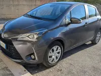 Usata Toyota Yaris Hybrid Cool 73 CV (53 kW) 2019 Argento Berlina