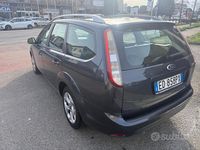 Usado Ford Focus Style 110 HP (80 kW) 2010 Cinzento Carrinha