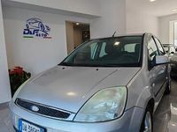 Usata Ford Fiesta Ghia 75 CV (55 kW) 2006 Argento Utilitaria