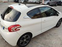 Usata Peugeot 208 68 CV (50 kW) 2013 Bianco Utilitaria