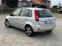 Usata Ford Fiesta Ghia 74 CV (54 kW) 2007 Grigio Utilitaria