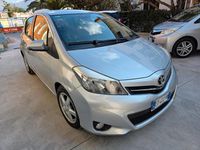 Usata Toyota Yaris Lounge 90 CV (66 kW) 2014 Grigio Berlina