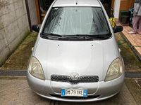 Usata Toyota Yaris 68 CV (50 kW) 2000 Grigio Utilitaria