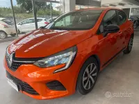 Usata Renault Clio V Techno 101 CV (74 kW) 2023 Arancione Berlina