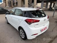 Usata Hyundai i20 75 CV (55 kW) 2015 Bianco Berlina