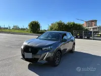 Usado Peugeot 2008 Allure 100 HP (73 kW) 2023 Cinzento SUV