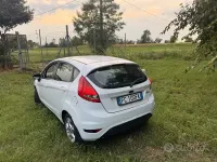 Usata Ford Fiesta 95 CV (69 kW) 2015 Bianco Utilitaria