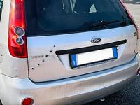 Usata Ford Fiesta 73 CV (53 kW) 2006 Grigio Utilitaria