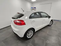 Usata Kia Rio Active 85 CV (62 kW) 2015 Bianco Berlina