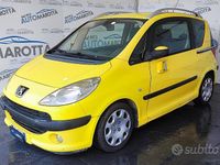 Begagnad Peugeot 1007 70 HK (51 kW) 2006 Gul Minibuss