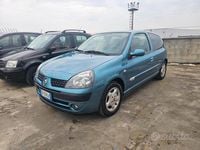 Usado Renault Clio II 58 CV (42 kW) 2005 Azul Berlina