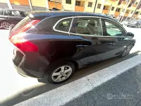 Usata Volvo V40 Momentum 115 CV (84 kW) 2015 Nero Berlina