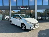 Usata Peugeot 208 Active 68 CV (50 kW) 2014 Bianco Utilitaria