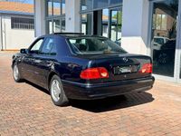 Käytetty Mercedes E200 Classic 136 HP (100 kW) 1997 Sininen Sedan