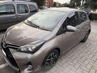 Usata Toyota Yaris Hybrid Active 75 CV (55 kW) 2015 Marrone Berlina