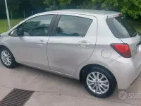 Usata Toyota Yaris Lounge 69 CV (50 kW) 2015 Grigio Utilitaria