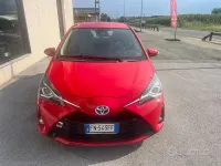 Usata Toyota Yaris Hybrid Cool 73 CV (53 kW) 2018 Rosso Berlina