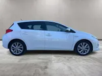 Usata Toyota Auris Hybrid Lounge 99 CV (72 kW) 2014 Bianco Berlina