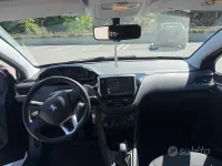 Usata Peugeot 208 82 CV (60 kW) 2015 Nero Utilitaria