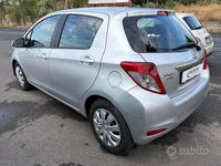 Usata Toyota Yaris 69 CV (50 kW) 2012 Grigio Berlina