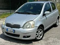 Usata Toyota Yaris 65 CV (47 kW) 2005 Argento Berlina